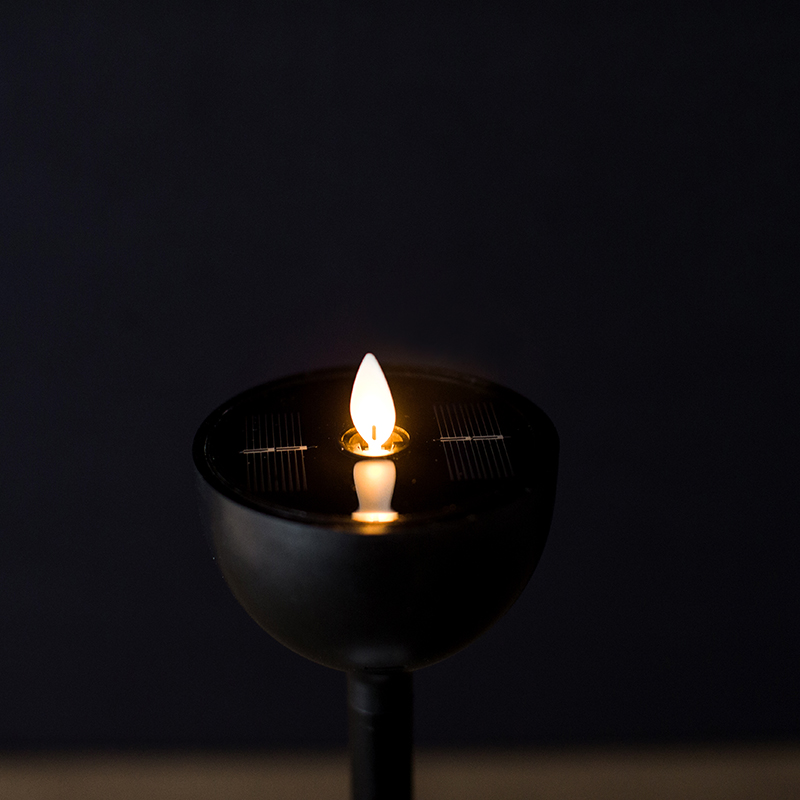 Gloine Fíon Coinnle Flickering Gan lasair faoi Chumhacht Gréine